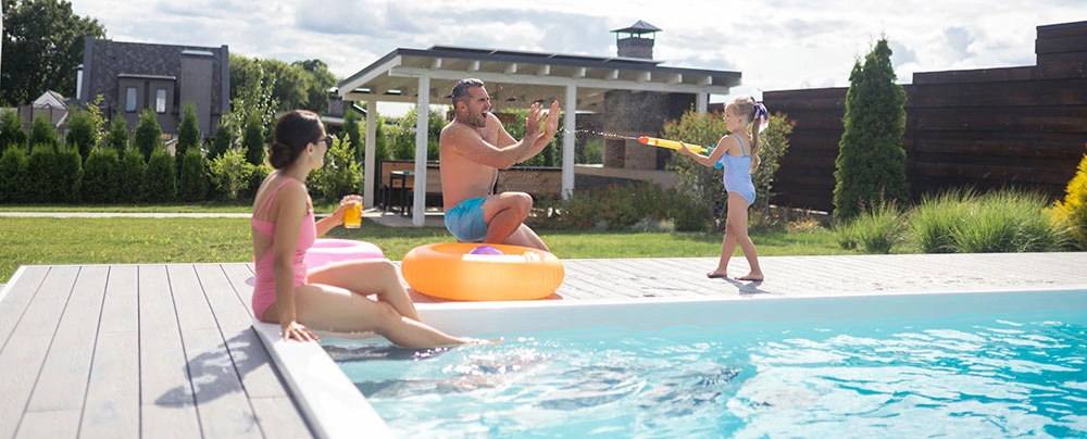 Familia en la piscina