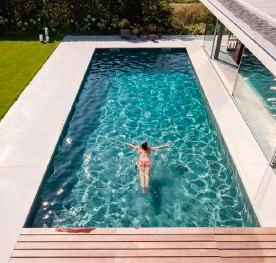 Superpools Chica en la piscina